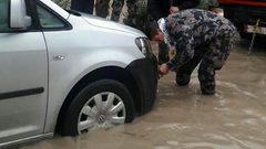 إصابة ضابطي شرطة أثناء مساعدة المواطنين بالمنخفض الجوي