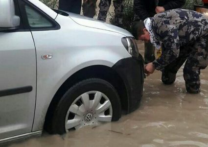 إصابة ضابطي شرطة أثناء مساعدة المواطنين بالمنخفض الجوي