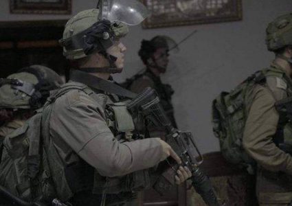 الاحتلال يصوّر منزل الأسير الجريح خليل جبارين في يطا