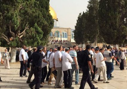 69 مستوطنا وطالبا تلموديا يقتحمون المسجد الأقصى