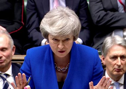 تيرزا ماي تنجو من سحب الثقة