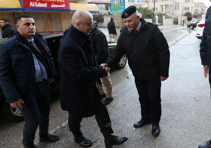 الحمد الله يتفقد غرفة عمليات الدفاع المدني برام الله