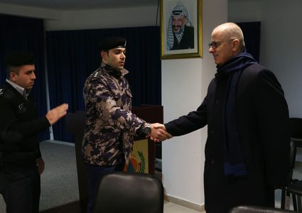 الحمد الله يتفقد غرفة عمليات الدفاع المدني برام الله