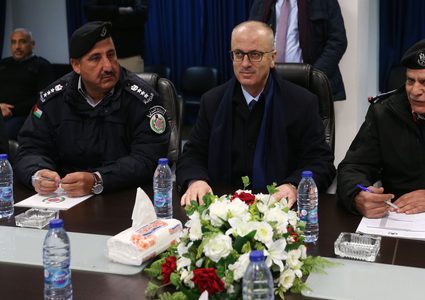 رئيس الوزراء الدكتور رامي الحمد الله يتفقد غرفة عمليات الدفاع المدني برام الله.