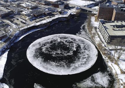 ظهور قرص جليدي عملاق في نهر أمريكي يثير الجدل