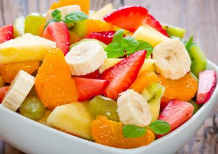 أيهما أكثر صحة: سلطة الفواكه أم الفاكهة الكاملة ؟