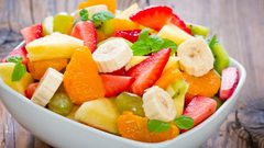 أيهما أكثر صحة: سلطة الفواكه أم الفاكهة الكاملة ؟