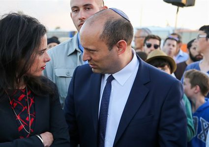 بينت يدافع عن شاكيد ويصفها بـ"صعبة الانكسار"