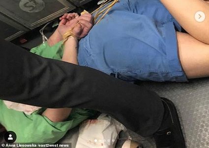 سياح يربطون راكب مخمور تهجم على المسافرين أثناء الطيران