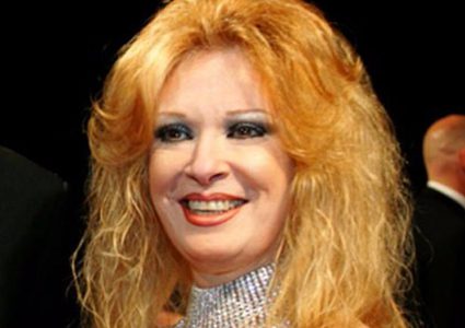 نيللي تحتفل بعيدها السبعين