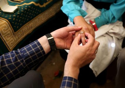 شاب يتقدم لخطبة صديقته ليلا وينسى الواقعة في الصباح!