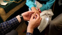 شاب يتقدم لخطبة صديقته ليلا وينسى الواقعة في الصباح!