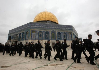 قوات الاحتلال ووحدات خاصة تقتحم الأقصى