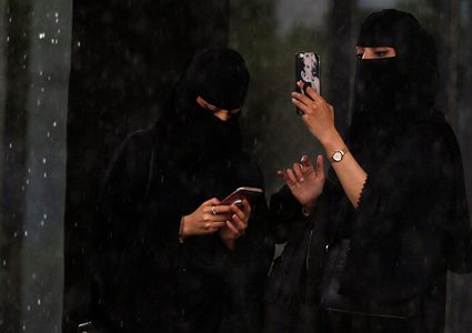 تصرف جريء لفتيات خليجيات في حفل يثير غضبا على "السوشيال"