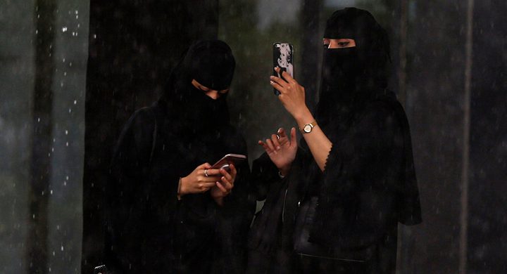 تصرف جريء لفتيات خليجيات في حفل يثير غضبا على "السوشيال"