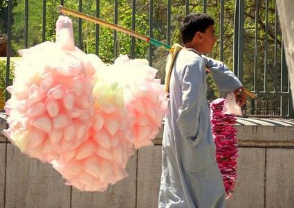 حلوى «غزل البنات»من قصور الأثرياء إلى شوارع الأحياء الشعبية