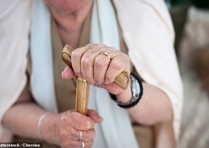 هل يوجد علاقة بين الخرف والضعف الجسدي لكبار السن؟