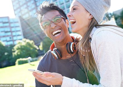 العلاقة بين الضحك وطول العلاقات الشخصية بين الأزواج