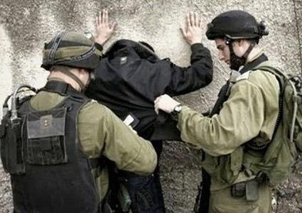 الاحتلال يعتقل شاباً ويقتاده للتحقيق