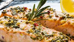 سلمون مشوي بالأعشاب