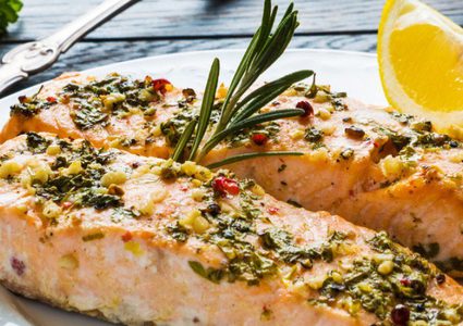 سلمون مشوي بالأعشاب