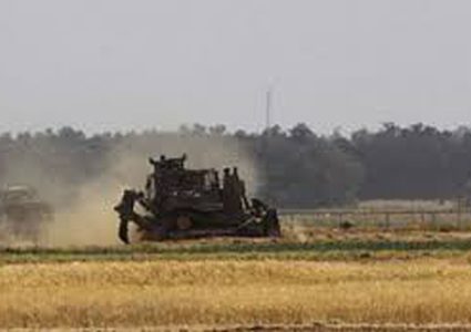 آليات الاحتلال تتوغل جنوب قطاع غزة واستهداف للصيادين شمالا