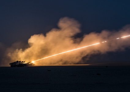 الجيش الكويتي يُطلق رشقة صواريخ 'سميرتش'