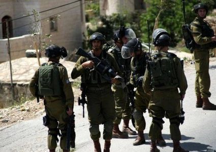 قوات الاحتلال تداهم منزلاً وتنصب حواجز شرق جنين