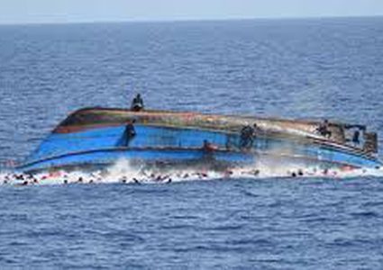 ليبيا..مخاوف من غرق نحو 120 مهاجرا بانقلاب قاربهم المطاطي