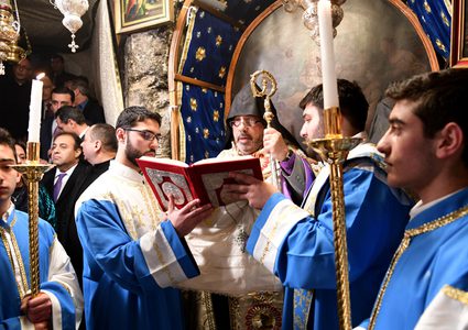 أبو عمرو يحضر قداس منتصف الليل للطائفة الأرمنية