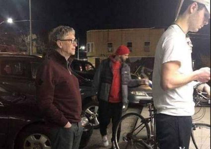 بيل غيتس يحظى بتأييد كبير بعد انتظار دوره لشراء البرغر