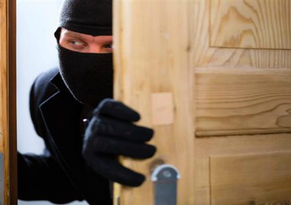 عادة يمارسها لص تكشفه وتزج به في السجن لـ 5 سنوات!