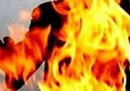 أحرقت زوجها حيا لأنه لم يعطها كلمة سر هاتفه!