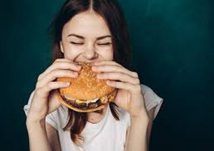 "الأكل بسرعة" يسبب معاناة الجسم من "كوارث صحية"