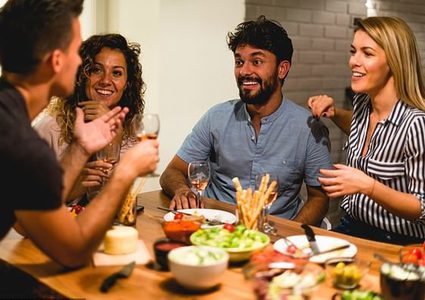 تناول الطعام مع أصدقاءك يجعلك تأكل أقل