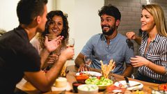 تناول الطعام مع أصدقاءك يجعلك تأكل أقل