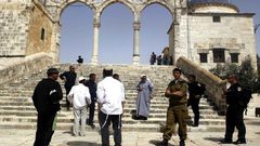 الاحتلال يبعد 5 حراس وناشطا مقدسيا عن الأقصى لفترات