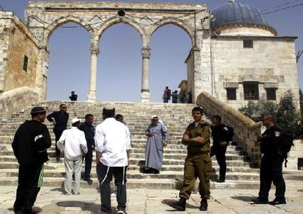 الاحتلال يبعد 5 حراس وناشطا مقدسيا عن الأقصى لفترات