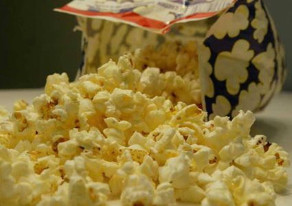 أطعمة نظّف أسنانك فورا بعد تناولها