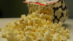 أطعمة نظّف أسنانك فورا بعد تناولها