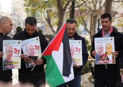 الخليل: وقفة تضامنية مع الأسيرين كريم وماهر يونس