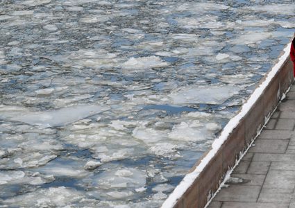 قرص عملاق يدور على سطح نهر