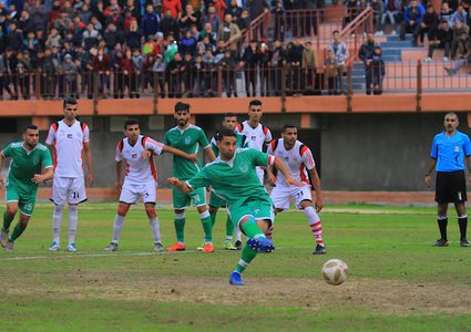 يتنافس لاعبو اتحاد الشجاعية الفلسطيني (تي شيرت أخضر) وشباب شباب خانيونس (قميص أبيض) خلال منافسة محلية ، في ملعب فلسطين ، في مدينة غزة في 20 يناير ، 2019.