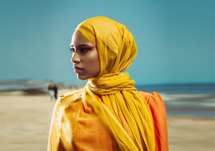 عارضات كسرن الحواجز في عالم الأزياء المحتشمة