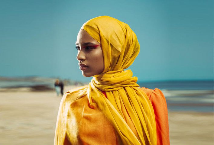 عارضات كسرن الحواجز في عالم الأزياء المحتشمة