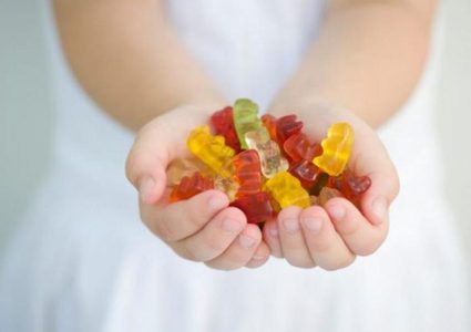 هل الفيتامينات الملونة والمحلاة مكمل غذائي جيد لطفلك؟