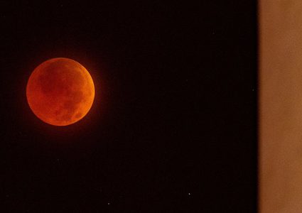 فلكيون يترقبون "قمر الذئب الدامي العملاق" فجر الاثنين