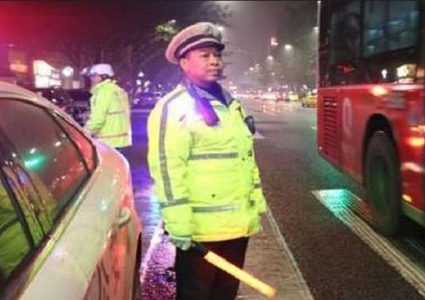 وفاة ضابط شرطة مرور عمل 24 ساعة متواصلة!