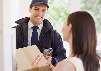 خدمة من نوع آخر تجلب الشهرة لساعي بريد! (فيديو)