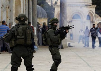 عناصر من سلطة آثار الاحتلال تقتحم الأقصى